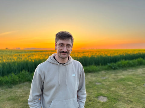 Christian Gründer Shopfabrik steht vor einem Feld